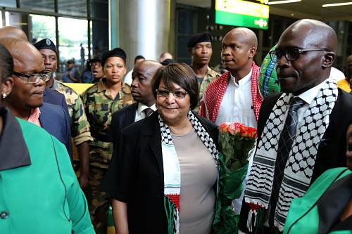 Leila Khaled arrive en Afrique du Sud et reçoit un accueil chaleureux 